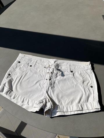 Witte Naf-Naf short, maat 42 beschikbaar voor biedingen