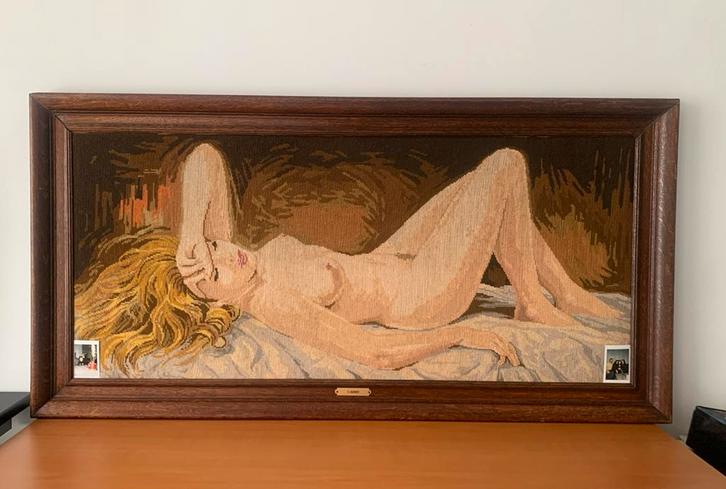 Wandtapijt borduurwerk met naaktfiguur in houten lijst, Antiek en Kunst, Antiek | Kleden en Textiel, Ophalen of Verzenden