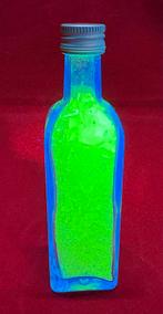 Flesje met uranium glas, Antiek en Kunst, Ophalen of Verzenden