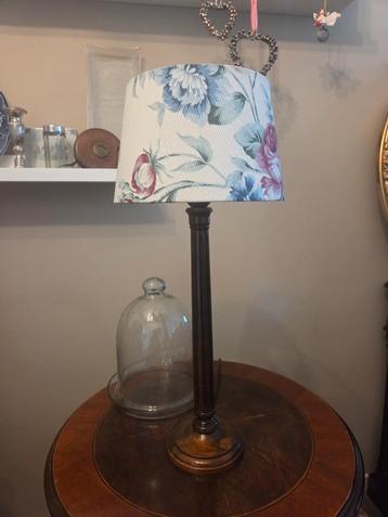 Engelse lamp met gestoffeerde bloemenkap  beschikbaar voor biedingen