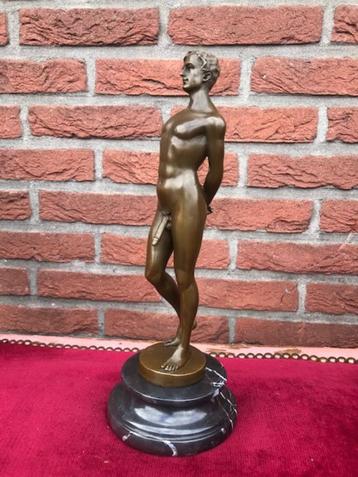 bronzen beeld, staand mannelijk naakt beschikbaar voor biedingen