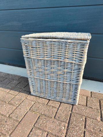 Grote rotan mand met klep en grepen hxbxd 55x47x37 cm beschikbaar voor biedingen