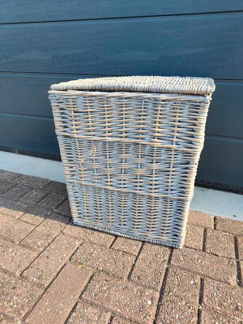 Grote rotan mand met klep en grepen hxbxd 55x47x37 cm, Huis en Inrichting, Woonaccessoires | Paraplubakken, Zo goed als nieuw