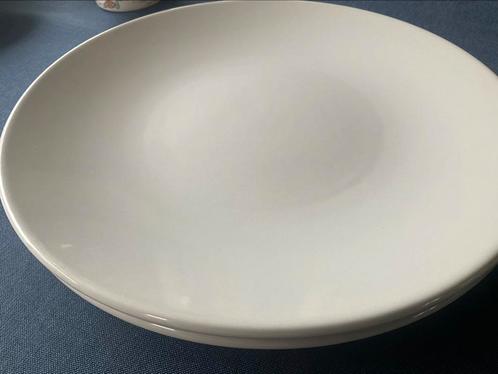 2x dinerbord lichtgrijs vista alegre, Huis en Inrichting, Keuken | Servies, Zo goed als nieuw, Bord(en), Overige stijlen, Porselein