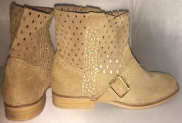 suede korte beige laarsjes maat 36 made in Spain beschikbaar voor biedingen