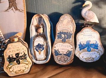 Antieke set Azurea: flacon parfum, poederdoos en talkpoeder beschikbaar voor biedingen