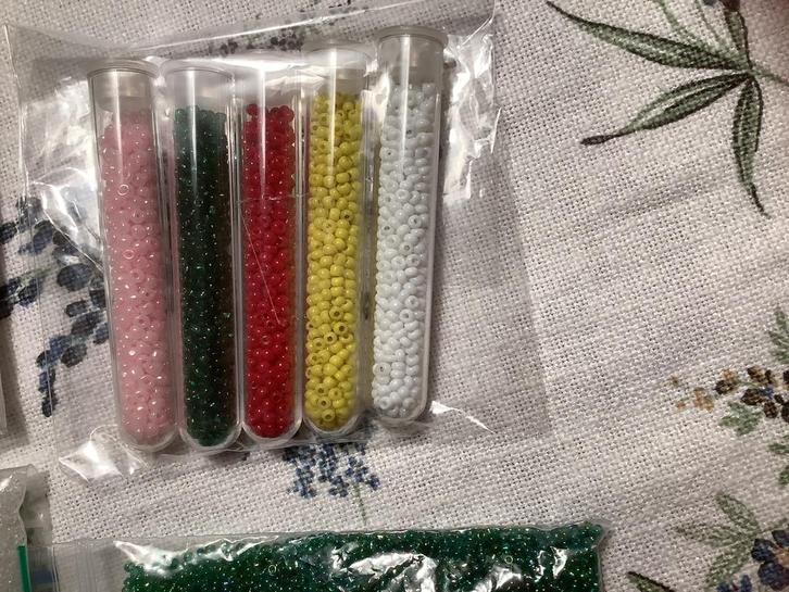 Kraaltjes in doos en 4 zakjes en 5 buisjes, Hobby en Vrije tijd, Kralen en Sieraden maken, Zo goed als nieuw, Kraal, Verzenden