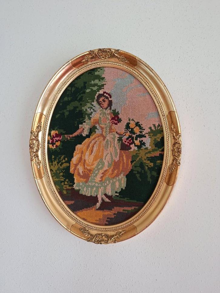 Baroklijst met Borduurwerk - Elegante Dames, Antiek en Kunst, Antiek | Kleden en Textiel, Ophalen of Verzenden