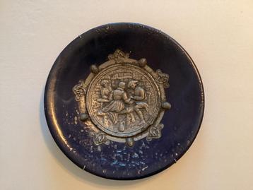 Antieke Wandbord Idigo Keramiek met Tin Latoenwerk Medaillon beschikbaar voor biedingen