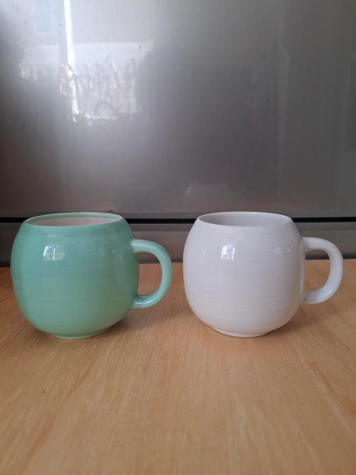 2 leuke bolle buik achtige bekers, Huis en Inrichting, Keuken | Servies, Gebruikt, Kop(pen) en/of Schotel(s), Effen, Ophalen of Verzenden