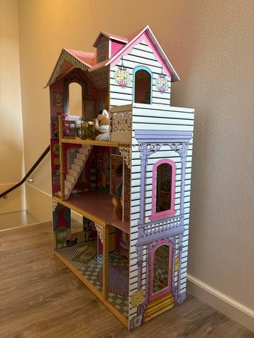 Houten poppenhuis beschikbaar voor biedingen