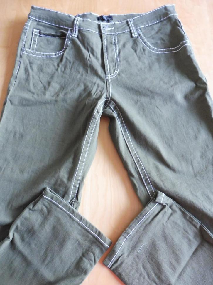 Legergroene herenbroek met wit stiksel maat 56, Kleding | Heren, Broeken en Pantalons, Zo goed als nieuw, Maat 56/58 (XL), Groen