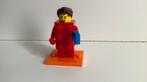 Lego minifigures serie 18, nr 2 man in lego stenenpak, Verzamelen, Ophalen of Verzenden, Zo goed als nieuw
