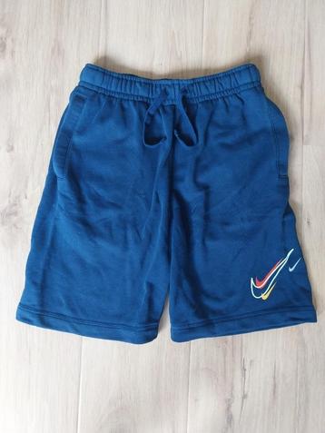 Nike korte broek maat 152 beschikbaar voor biedingen