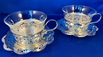 4 theeglazen in zilverkleurige houder beschikbaar voor biedingen