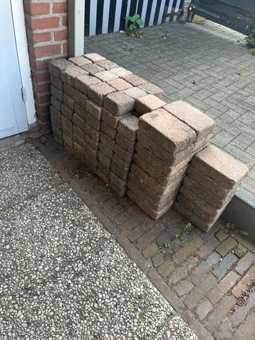 Klinkers gratis af te halen. 2 maten beschikbaar voor biedingen