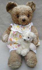 Oude teddybeer met oranje wit setje aan en vriendje, Ophalen of Verzenden, Gebruikt, Stoffen beer, Overige merken