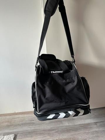 Hummel voetbaltas beschikbaar voor biedingen