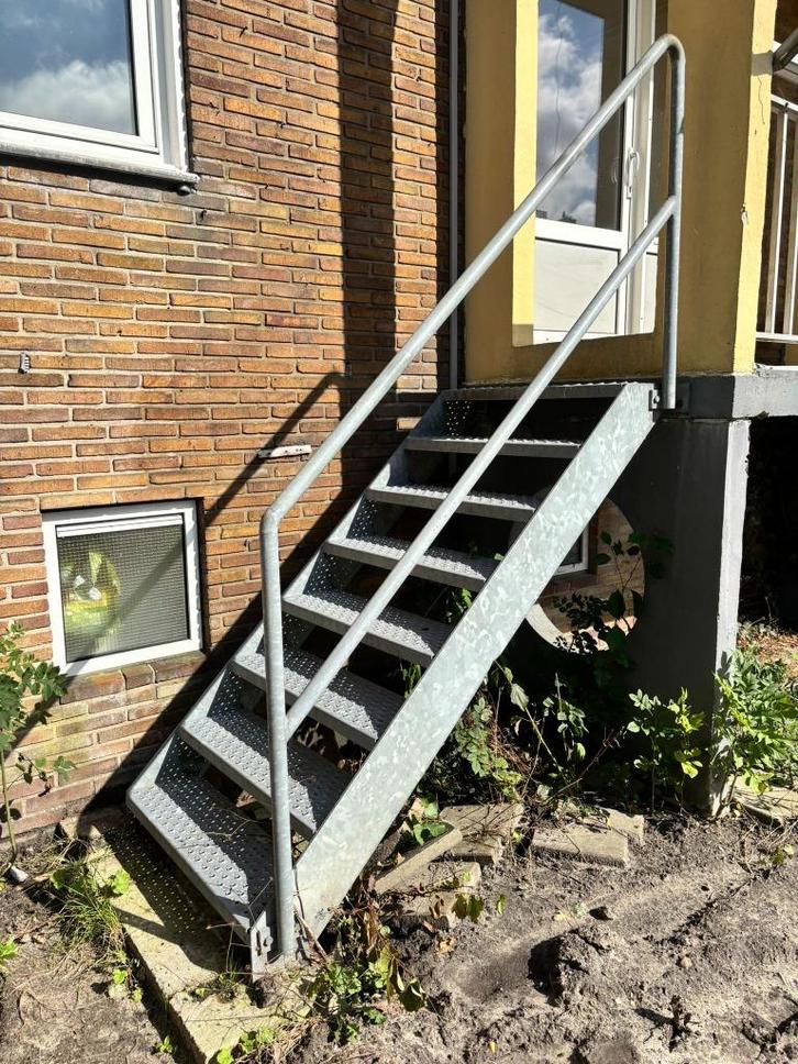 32 stuks gegalvaniseerde stalen trap / steektrap (150 cm H), Doe-het-zelf en Verbouw, Ladders en Trappen, Gebruikt, Trap, Minder dan 2 meter