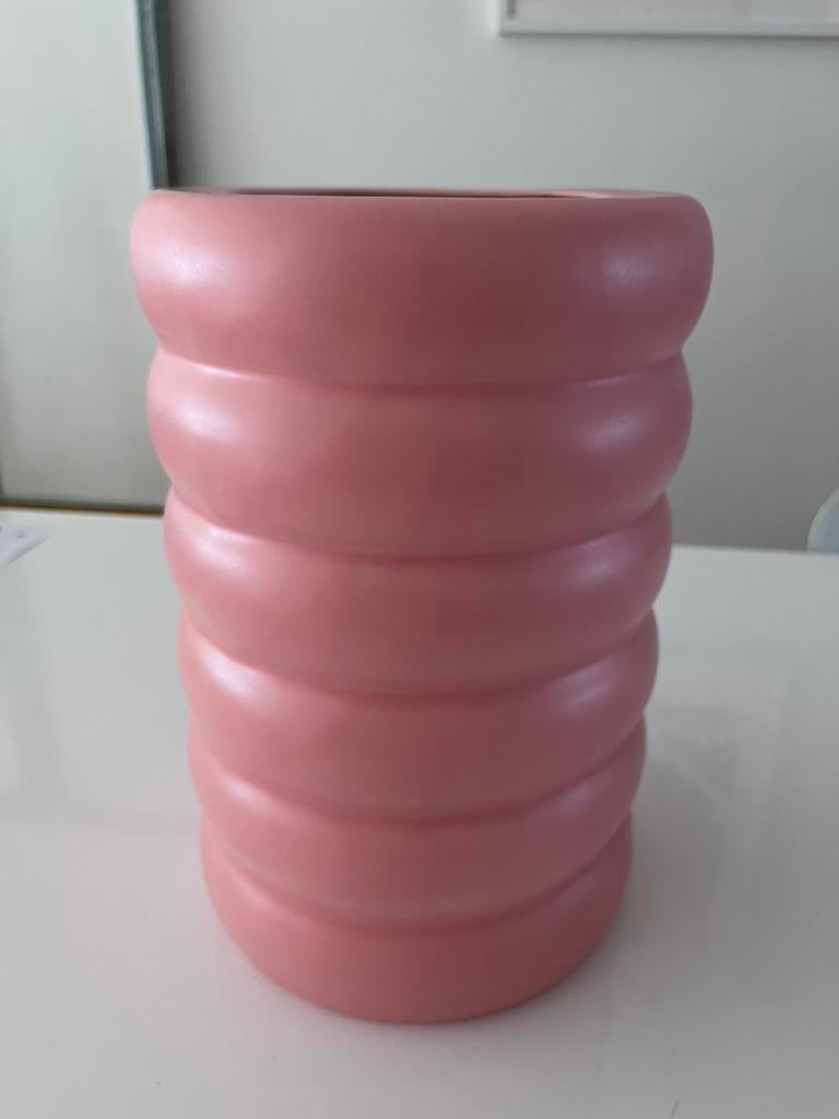 Mooie zalmroze/oudroze hoge vaas van Bloomon!, Huis en Inrichting, Woonaccessoires | Vazen, Overige materialen, Overige kleuren