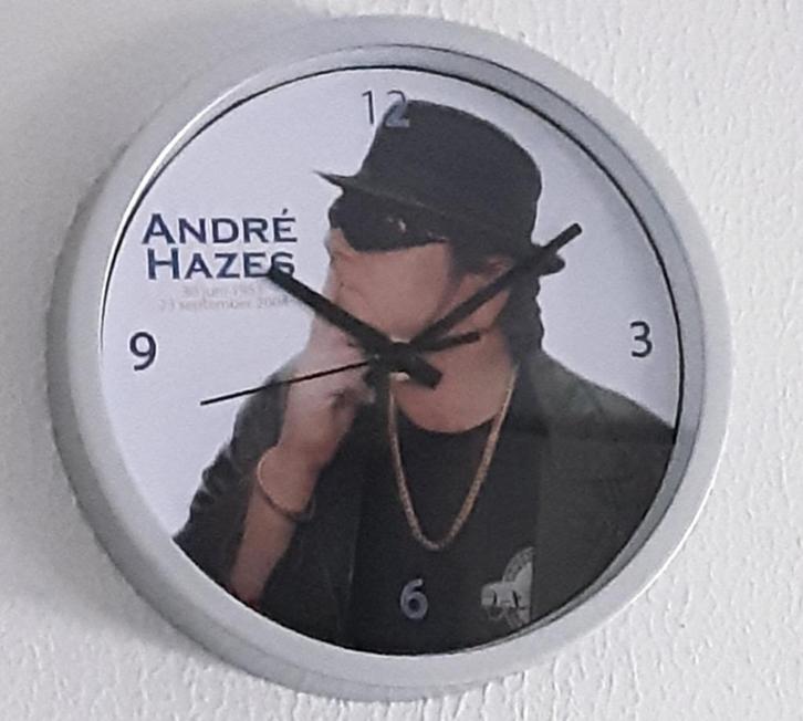 Leuk klok: Andre Hazes Sr. Grijze rand. +- 19 cm. Horloge, Huis en Inrichting, Woonaccessoires | Klokken, Zo goed als nieuw, Wandklok