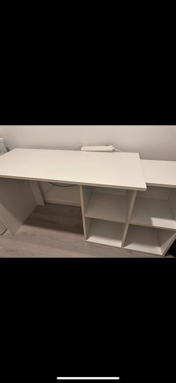 Mooie Bureau met Opbergruimte beschikbaar voor biedingen