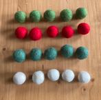 ** 20 vilt ballen 2 cm KERST kleuren rood beige groen 2 kl., Hobby en Vrije tijd, Vilt, Verzenden, Nieuw, Figuurtje(s), Wolvilt