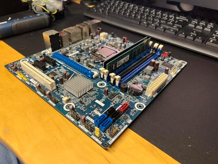 Intel moederbord + Core i3-2100 + 8GB DDR3 werkgeheugen, Computers en Software, Moederborden, Gebruikt, Intel, DDR3, Ophalen of Verzenden