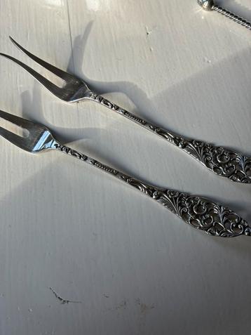 Vleesvorkjes antiek zilver bestek 2 stuks jaarletter R beschikbaar voor biedingen