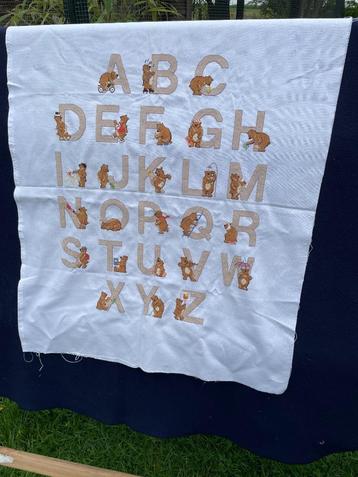 Borduurwerk,prachtige lap met ABC met beertjes,uniek beschikbaar voor biedingen