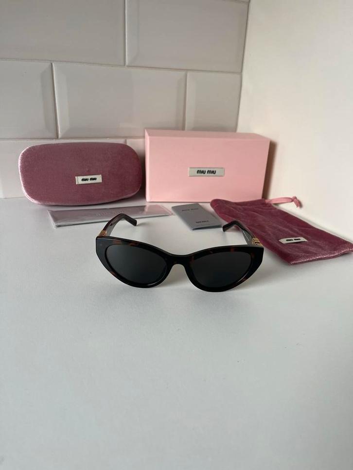 Miu Miu Zonnebril - Stijlvol en Elegant!, Sieraden, Tassen en Uiterlijk, Zonnebrillen en Brillen | Dames, Zo goed als nieuw, Zonnebril