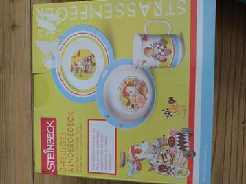 *Nieuw* kinderservies: bord, bakje, beker. Porselein beschikbaar voor biedingen