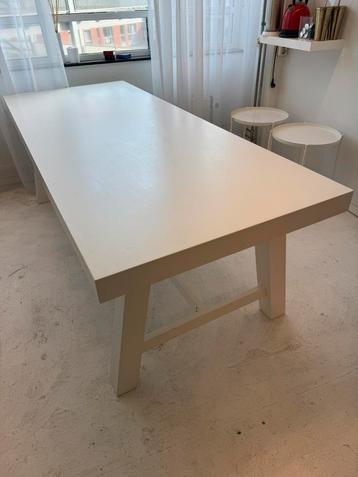 Grote eettafel rechthoek beschikbaar voor biedingen