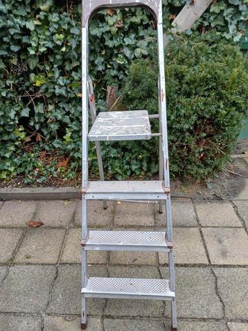 Gebruikte Trap met Platform beschikbaar voor biedingen