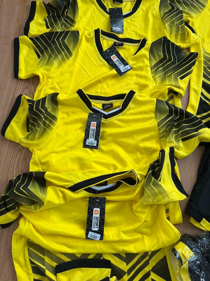 7 complete sets voetbal tenui, Sport en Fitness, Voetbal, Zo goed als nieuw, Shirt, Maat XS of kleiner, Ophalen of Verzenden