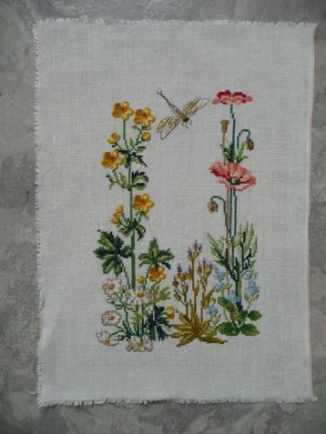 Borduurwerk "Bloemen en libelle" beschikbaar voor biedingen