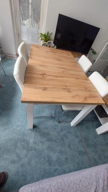 eettafel met 4 stoelen een en salontafel 