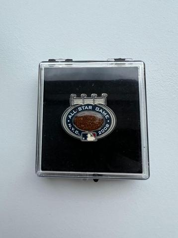MLB 2008 All-Star Game Pin – Yankee Stadium dirt / zand beschikbaar voor biedingen