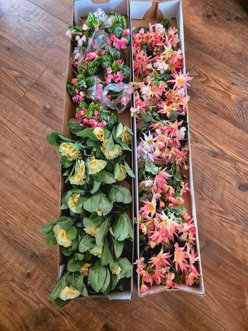 Volle doos met nieuwe kunstplanten 60 stuks  beschikbaar voor biedingen