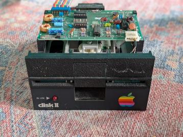 Apple Disk II drive (1978) met originele kaart beschikbaar voor biedingen