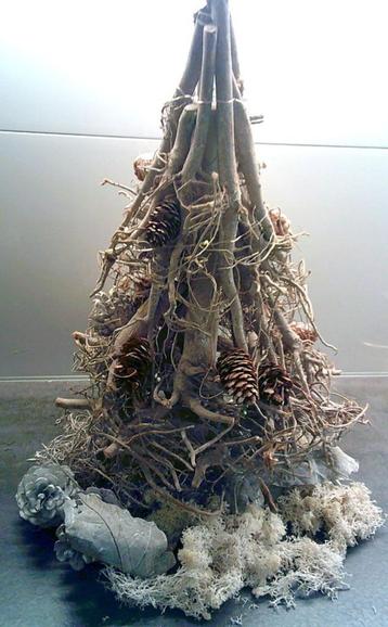 Robuuste naturel takken kerstboompje denappels en lichtjes beschikbaar voor biedingen