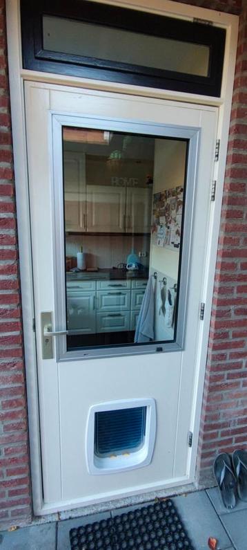 Houten achterdeur dubbel glas met hondenluik beschikbaar voor biedingen