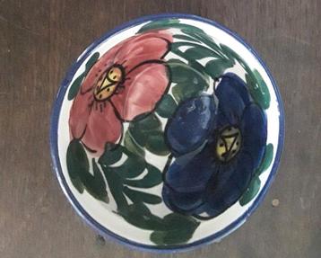 Handbeschilderde Spaanse 'omgekeerde 'kom keramiiek in zgst beschikbaar voor biedingen