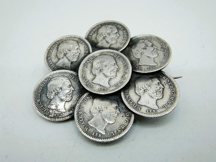 Zilveren stuivertjes broche, Willem 3, Postzegels en Munten, Munten | Nederland, Setje, 5 cent, Koning Willem III, Zilver, Verzenden