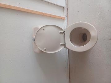 Wc met stortbak 2 st   ophalen in den bosch beschikbaar voor biedingen