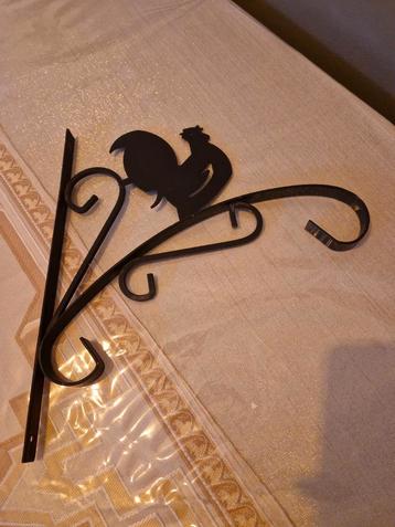 Mooie smeedijzeren plantenhanger met haan beschikbaar voor biedingen