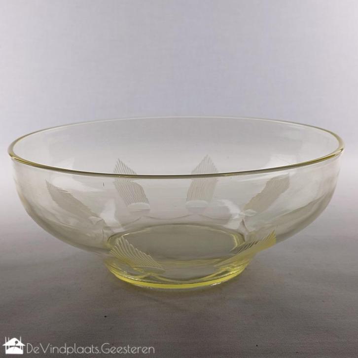 Lichtgele geëtste glazen saladeschaal, Huis en Inrichting, Woonaccessoires | Schalen en Manden, Zo goed als nieuw, Schaal, Rond