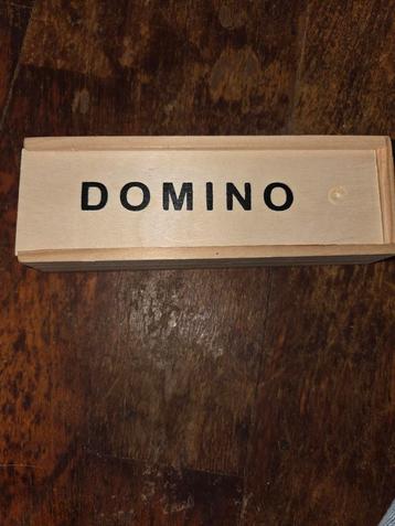Dominospel in houten doos beschikbaar voor biedingen