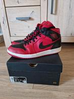 NIKE Air Jordan 1 Mid zwart met rood, maat 46, Kleding | Heren, Schoenen, Ophalen of Verzenden, Zo goed als nieuw, Zwart