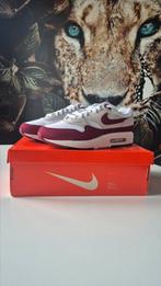 Nike Air Max 1 x Stranger Things maat 42,5, Ophalen of Verzenden, Zo goed als nieuw, Overige kleuren